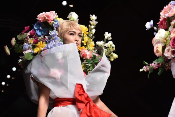 Moda autunno inverno 2023: “Black and white, fiori in 3d e tanto pizzo” 17