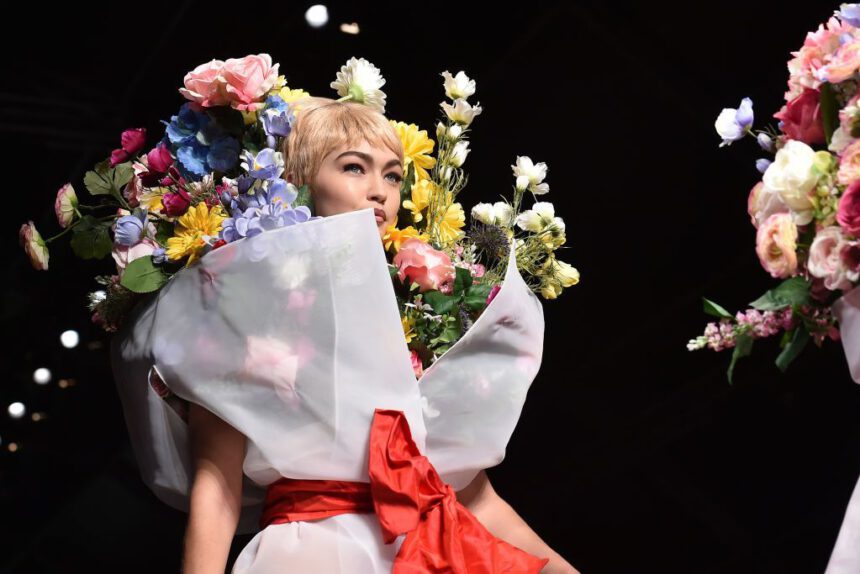 Moda autunno inverno 2023: “Black and white, fiori in 3d e tanto pizzo” 1