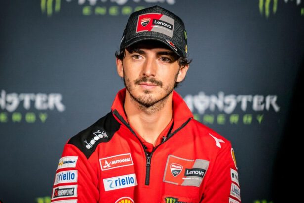 Il pilota Francesco Bagnaia ha fermato il Gp a Valencia: "Solidarietà per l'alluvione" 7