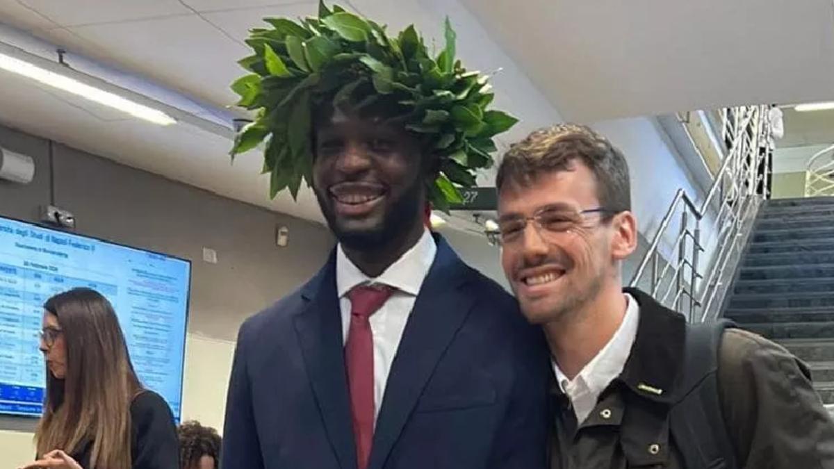 Arrivato in Italia attraversando mare e deserto, Randy Ashu si laurea con 110 e lode in Giurisprudenza a Napoli 15