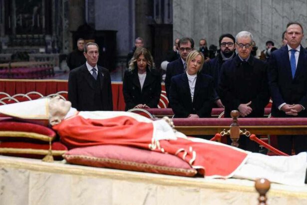 Ratzinger: esposta la salma a San Pietro, migliaia le persone in fila 19