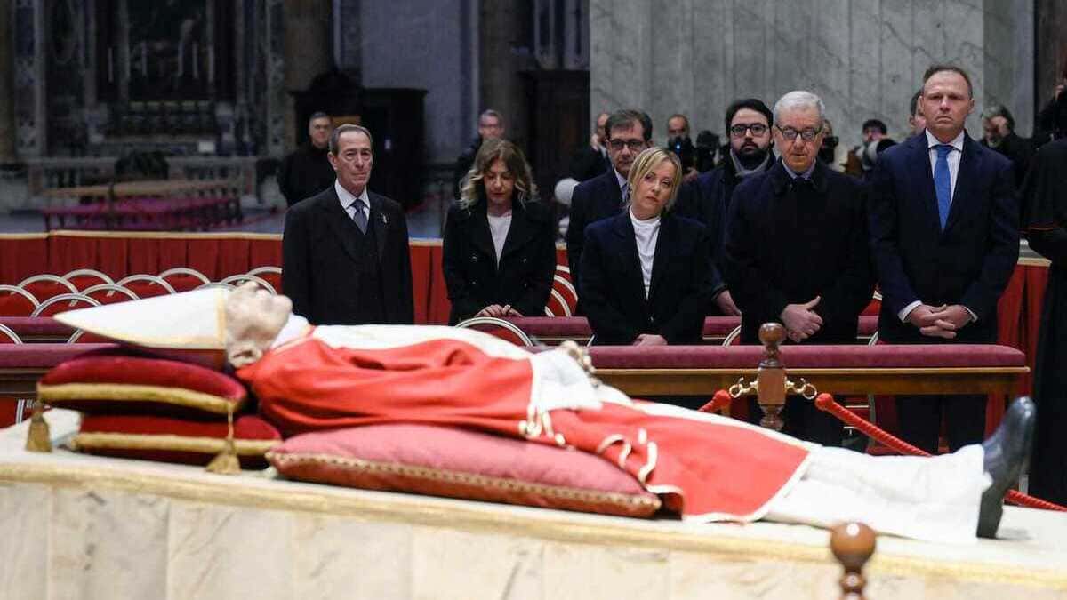 Ratzinger: esposta la salma a San Pietro, migliaia le persone in fila 13