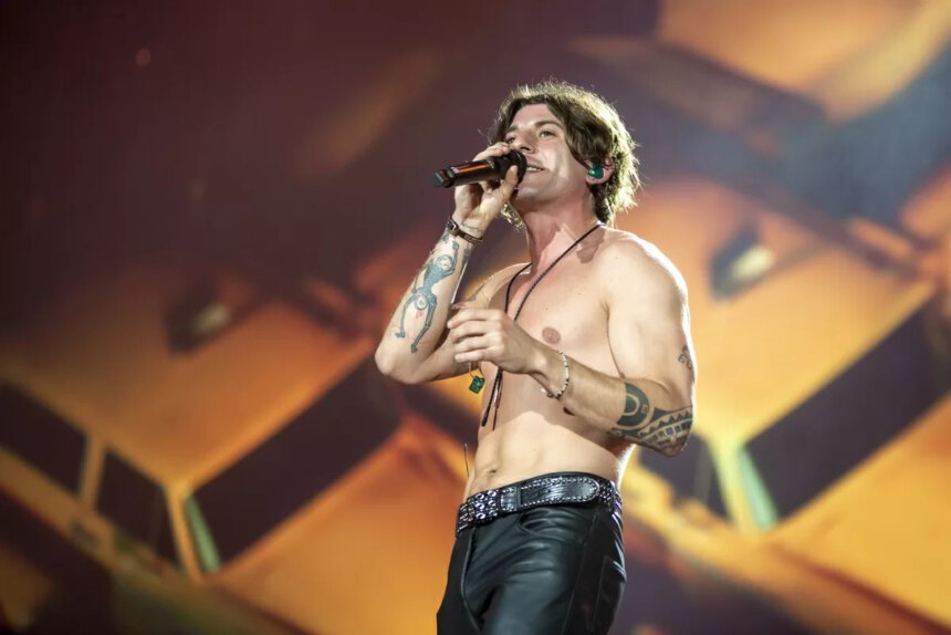 Rkomi «insuperabile»: dalla nuova fiamma all'impegno per il sociale 1