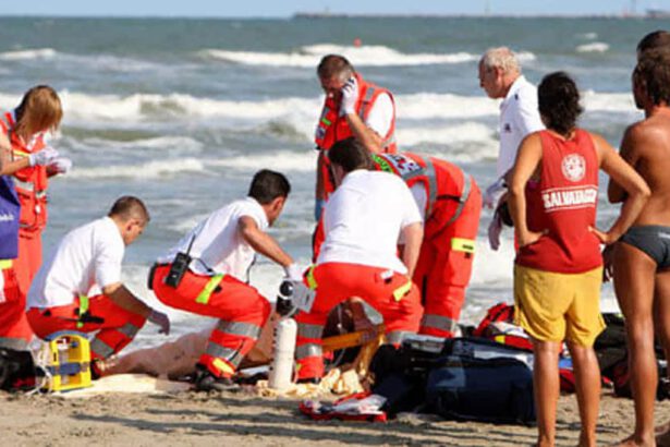 Castel Volturno, gestore stabilimento salva 4 bambini dal mare e poi muore 15