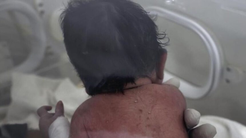 Il miracolo si ripete: mamma e suo neonato salvati due volte dalle macerie 1