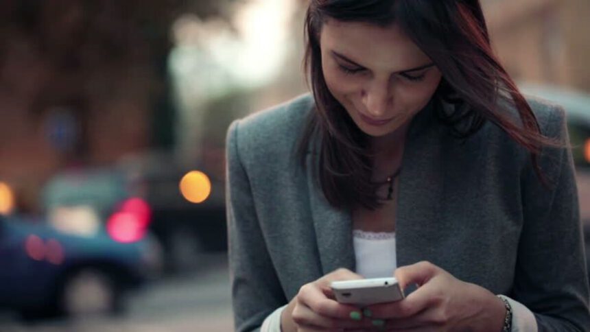 "Scrivi quando arrivi": il gruppo Whatsapp che ti accompagna nei tragitti pericolosi 2 "Scrivi quando arrivi": il gruppo Whatsapp che ti accompagna nei tragitti pericolosi 1