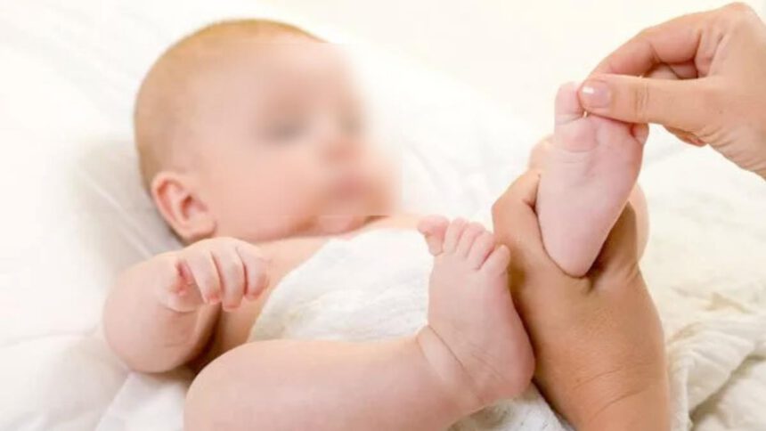 Scampia, partorisce in bagno senza sapere di essere incinta: "Mamma e figlia stanno bene" 1