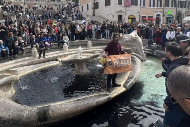 Attivisti di Ultima Generazione gettano vernice nera nella Barcaccia a Piazza di Spagna 10
