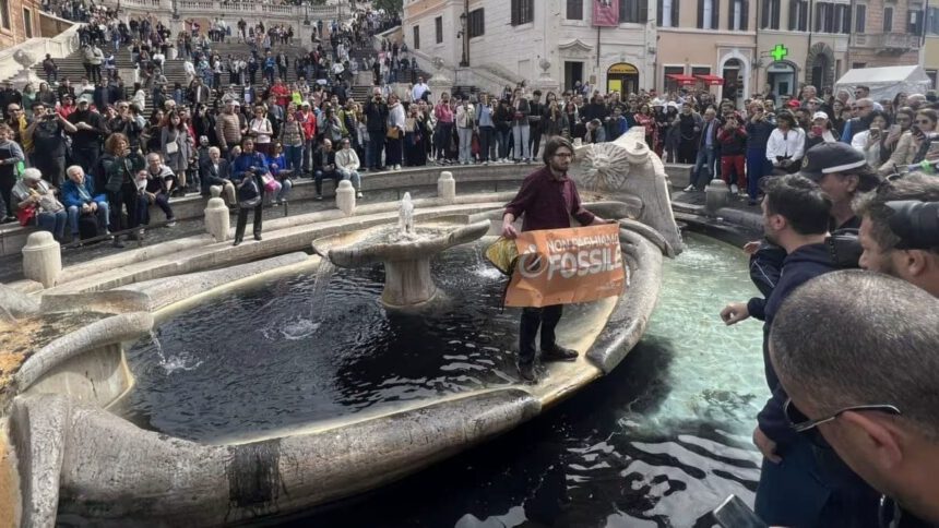 Attivisti di Ultima Generazione gettano vernice nera nella Barcaccia a Piazza di Spagna 1