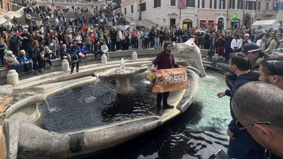 Attivisti di Ultima Generazione gettano vernice nera nella Barcaccia a Piazza di Spagna 15