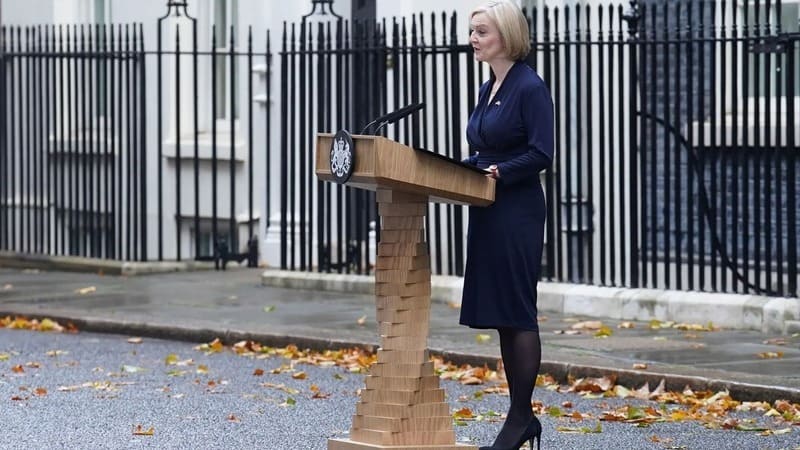 La premier inglese Truss si è dimessa: le ragioni dietro il suo gesto 3 truss