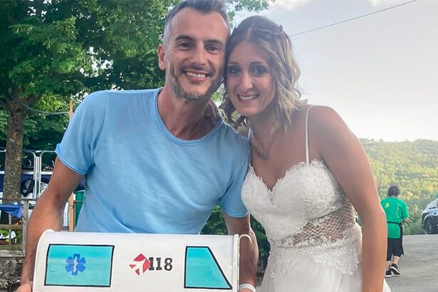 L'invitato ha un arresto cardiaco: lo salvano gli sposi, lei medico, lui infermiere 17