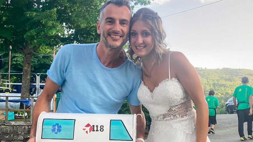 L'invitato ha un arresto cardiaco: lo salvano gli sposi, lei medico, lui infermiere 2 L'invitato ha un arresto cardiaco: lo salvano gli sposi, lei medico, lui infermiere 1