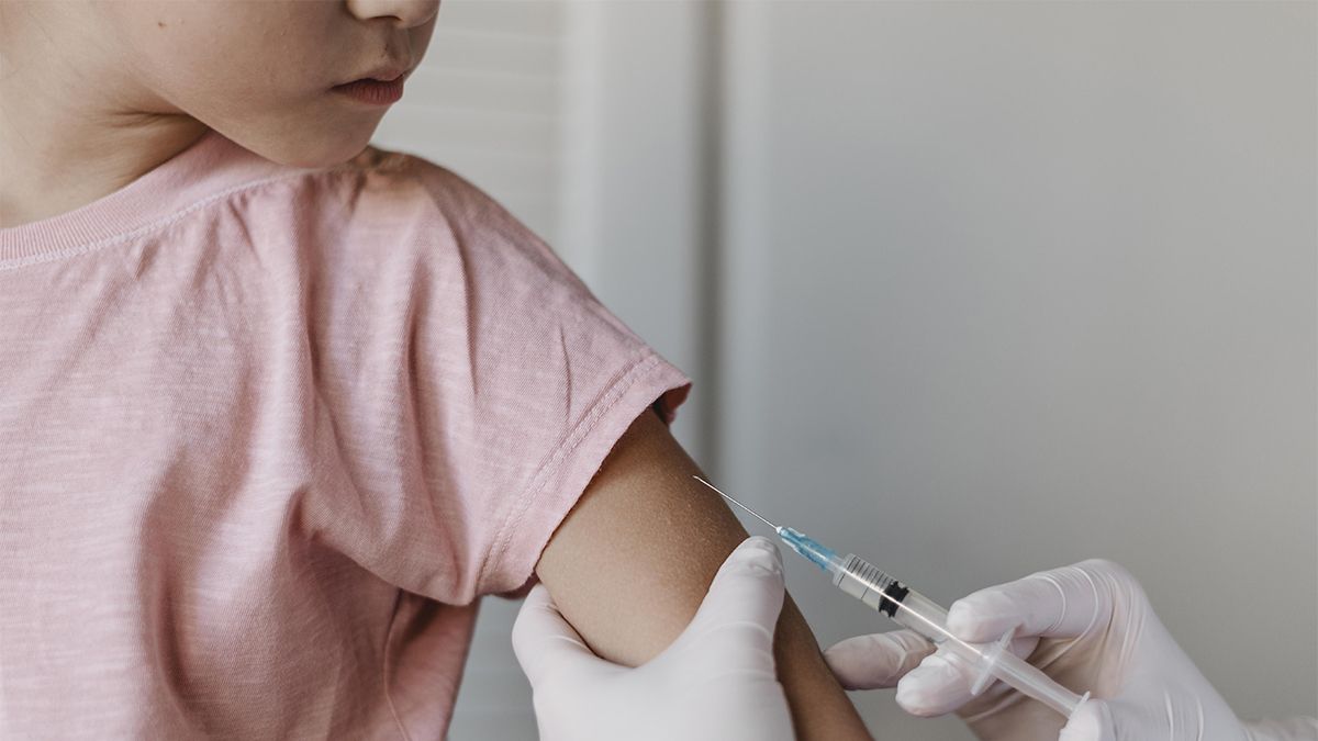 Vaccinazioni e prevenzione: tutto ciò che devi sapere 4 Vaccinazioni e prevenzione delle malattie effettuati su una bambina