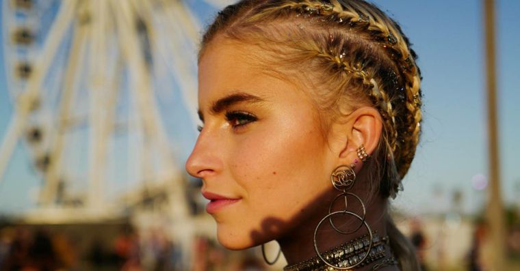 Acconciature estate 2023, arriva il caldo: come raccogliere i capelli fai da te 2 Acconciature estate 2023, arriva il caldo: come raccogliere i capelli fai da te 1