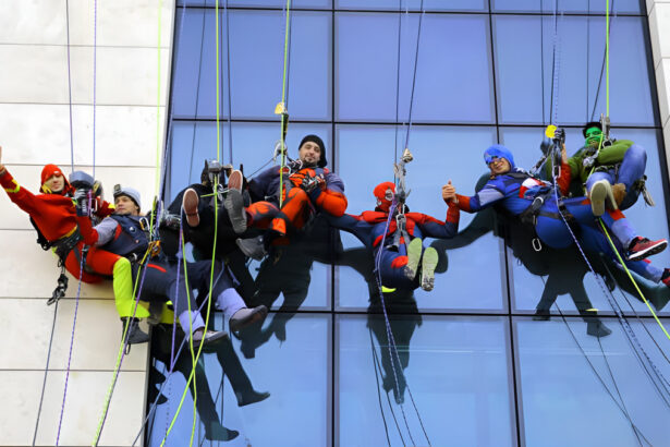 Babbi Natale si arrampicano sull'ospedale per regalare sorrisi ai bambini 17