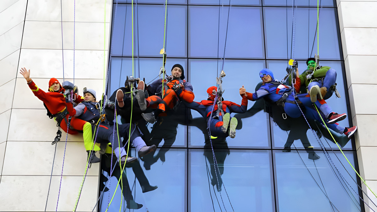 Babbi Natale si arrampicano sull'ospedale per regalare sorrisi ai bambini 17