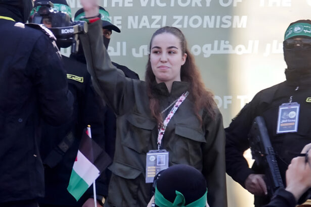 Gaza, liberata la soldatessa 20enne Agam Berger: "Ora è al sicuro in Israele" 13