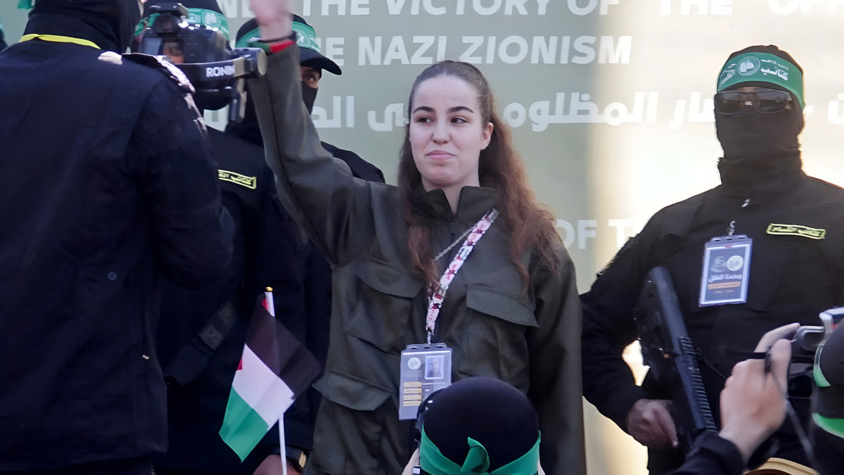 Gaza, liberata la soldatessa 20enne Agam Berger: "Ora è al sicuro in Israele" 17