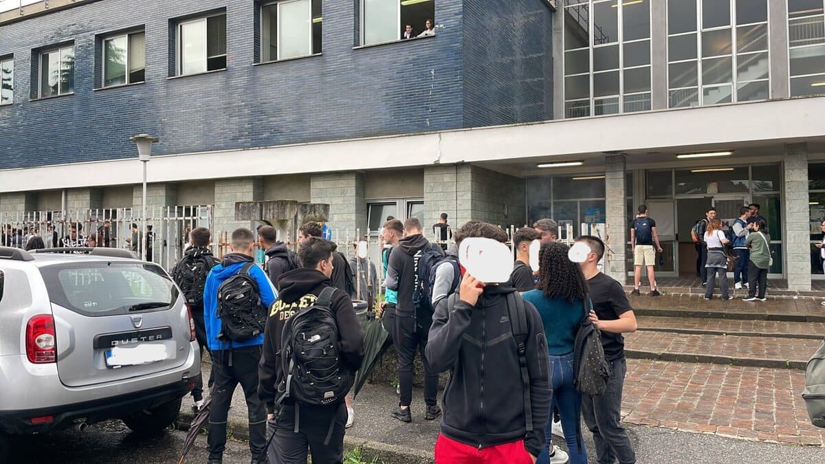 Professoressa aggredita da un suo studente: “Ecco perché serve lo psicologo nelle scuole” 15