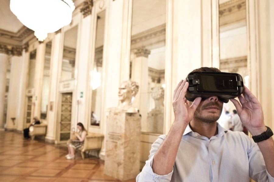 Come l'AI e la realtà virtuale trasformano il modo in cui viviamo l'arte 3 ai, visitatore vede opere con realtà virtuale