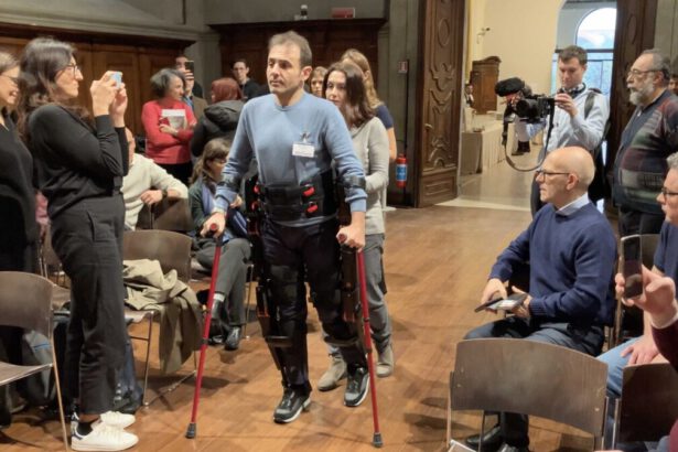 Come funziona Twin, l’esoscheletro con cui pazienti paraplegici possono camminare di nuovo 9
