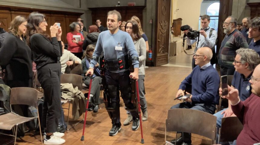 Come funziona Twin, l’esoscheletro con cui pazienti paraplegici possono camminare di nuovo 2 Come funziona Twin, l’esoscheletro con cui pazienti paraplegici possono camminare di nuovo 1