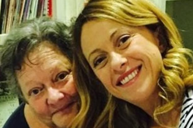 Madre di Giorgia Meloni, scrittrice di romanzi rosa per mantenere le figlie: “Si faceva chiamare Josie Bell” 15