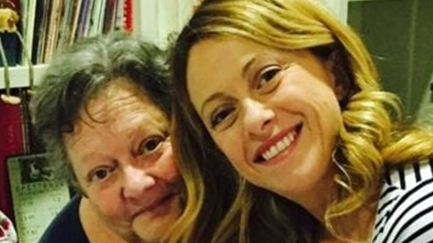 Madre di Giorgia Meloni, scrittrice di romanzi rosa per mantenere le figlie: “Si faceva chiamare Josie Bell” 1