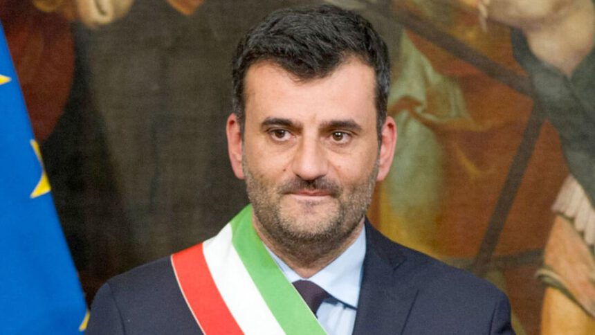 Chi è Antonio Decaro, il sindaco più amato d'Italia 1
