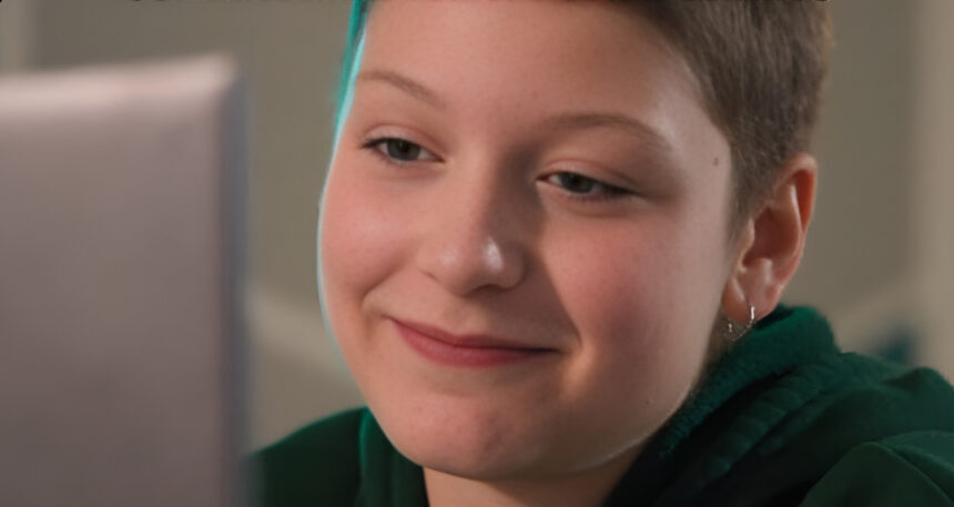 Asia, bullizzata sui social per il cancro, è guarita: "I capelli stanno ricrescendo" 11