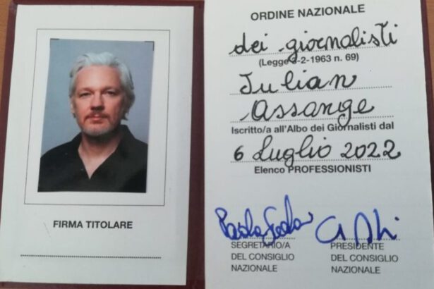 Assange riceve la tessera onoraria dall'Ordine dei giornalisti 6