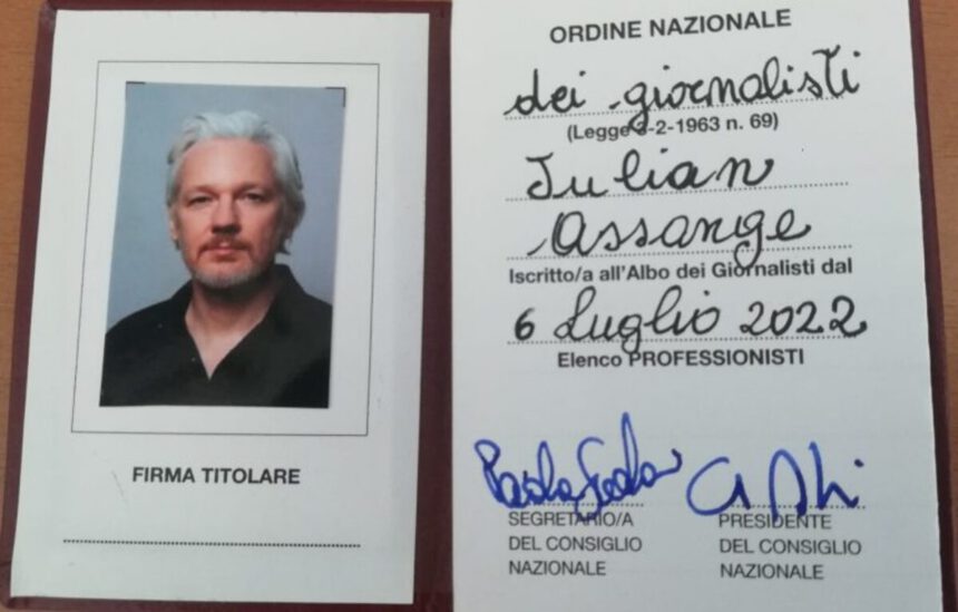 Assange riceve la tessera onoraria dall'Ordine dei giornalisti 1
