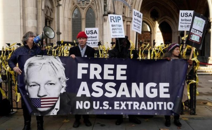 Assange riceve la tessera onoraria dall'Ordine dei giornalisti 3