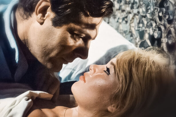 Buon compleanno Brigitte Bardot e Marcello Mastroianni: quel bacio del '62 sul set di Vita privata 9