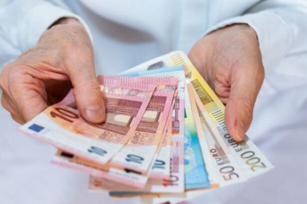 Aumento pensioni, cambia tutto: ecco per chi la rivalutazione slitta di un mese 9