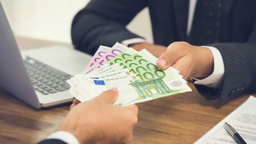 Stipendi statali, a Natale aumenti per impiegati, insegti e sanitari: "Fino a 2000 euro in più" 1