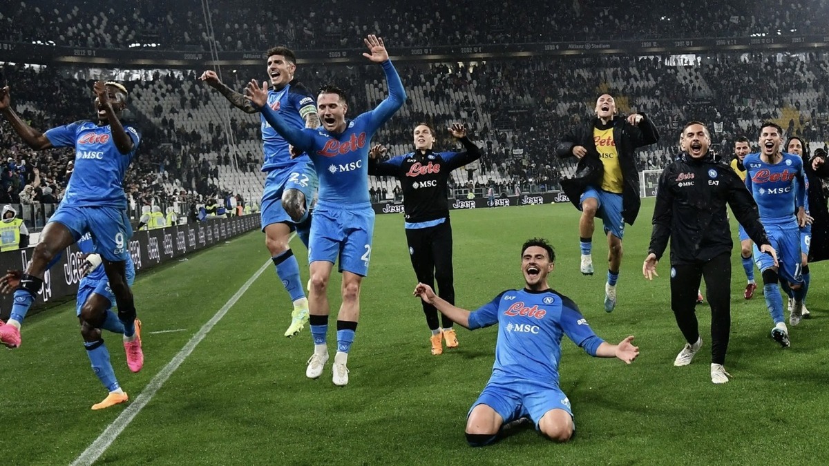 Il Napoli conquista il suo scudetto: pareggia e vince 17