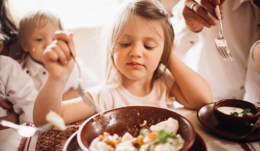 3 consigli per evitare che i bambini facciano capricci durante pranzo e cena 1