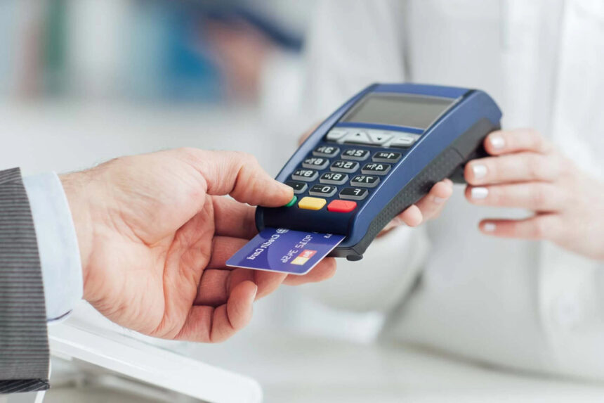 Bancomat e carte fuori servizio in tutta Italia, utenti nel panico: cosa è successo 1