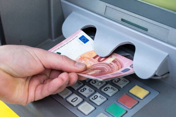 Bancomat diffuso, si potranno prelevare contanti da tabaccai, farmacie e supermercati dal 2024 6