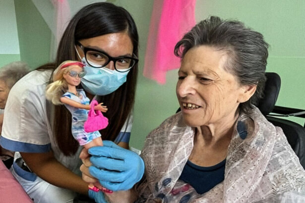 Alzheimer, RSA propone la barbie terapia: "Sorprendente su processi cognitivi e memoria" 11