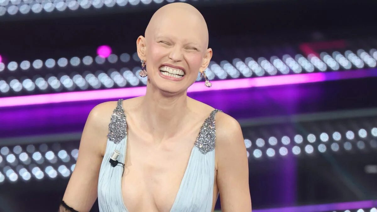 Bianca Balti spigliata e ironica sul palco: "A Sanremo voglio celebrare la vita" 15