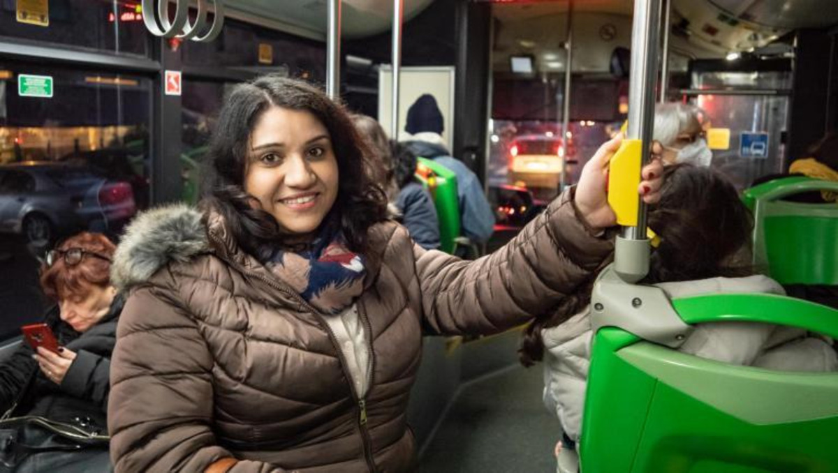 La bidella pendolare tra Napoli e Milano dopo le polemiche: "Non esco più di casa" 17