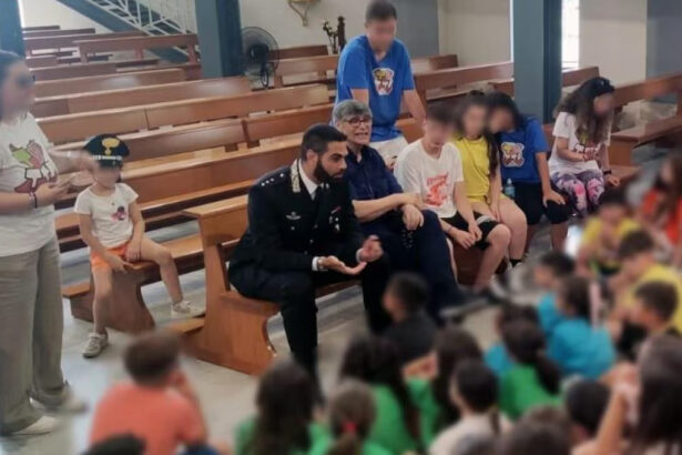 Caivano, l'abbraccio commovente tra bimbo e Carabiniere: "Hai arrestato papà, sei stato bravo" 19