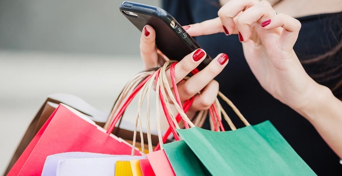 Black Friday, in testa prodotti green e antiage: quanto spenderanno gli italiani? 3 black friday, donna fa shopping