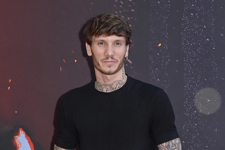 Manuel Bortuzzo in piedi commuove i fan: "Non mi sono mai arreso" 4 Manuel Bortuzzo in piedi commuove i fan: "Non mi sono mai arreso" 3