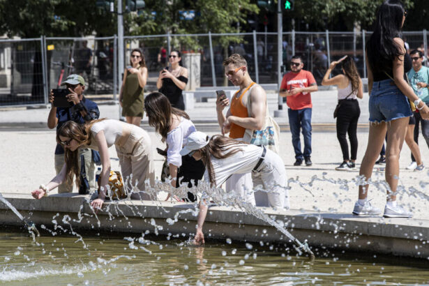 Caldo rovente in Italia, bollino rosso in 8 città: "Ma da giovedì temporali in alcune regioni" 9