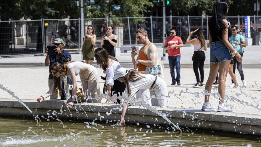 Caldo rovente in Italia, bollino rosso in 8 città: "Ma da giovedì temporali in alcune regioni" 1