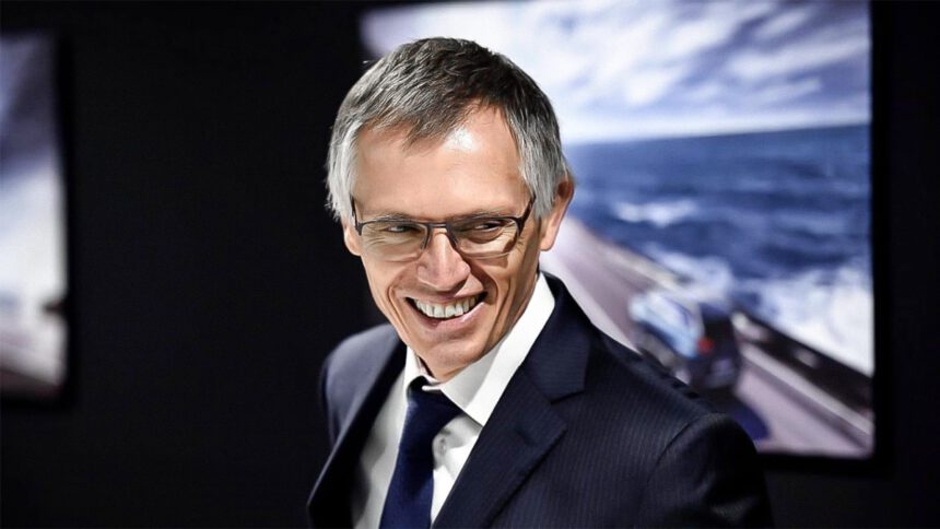 Stellantis, approvato il maxi stipendio del CEO Carlos Tavares: quanto guadagnerà al giorno 1